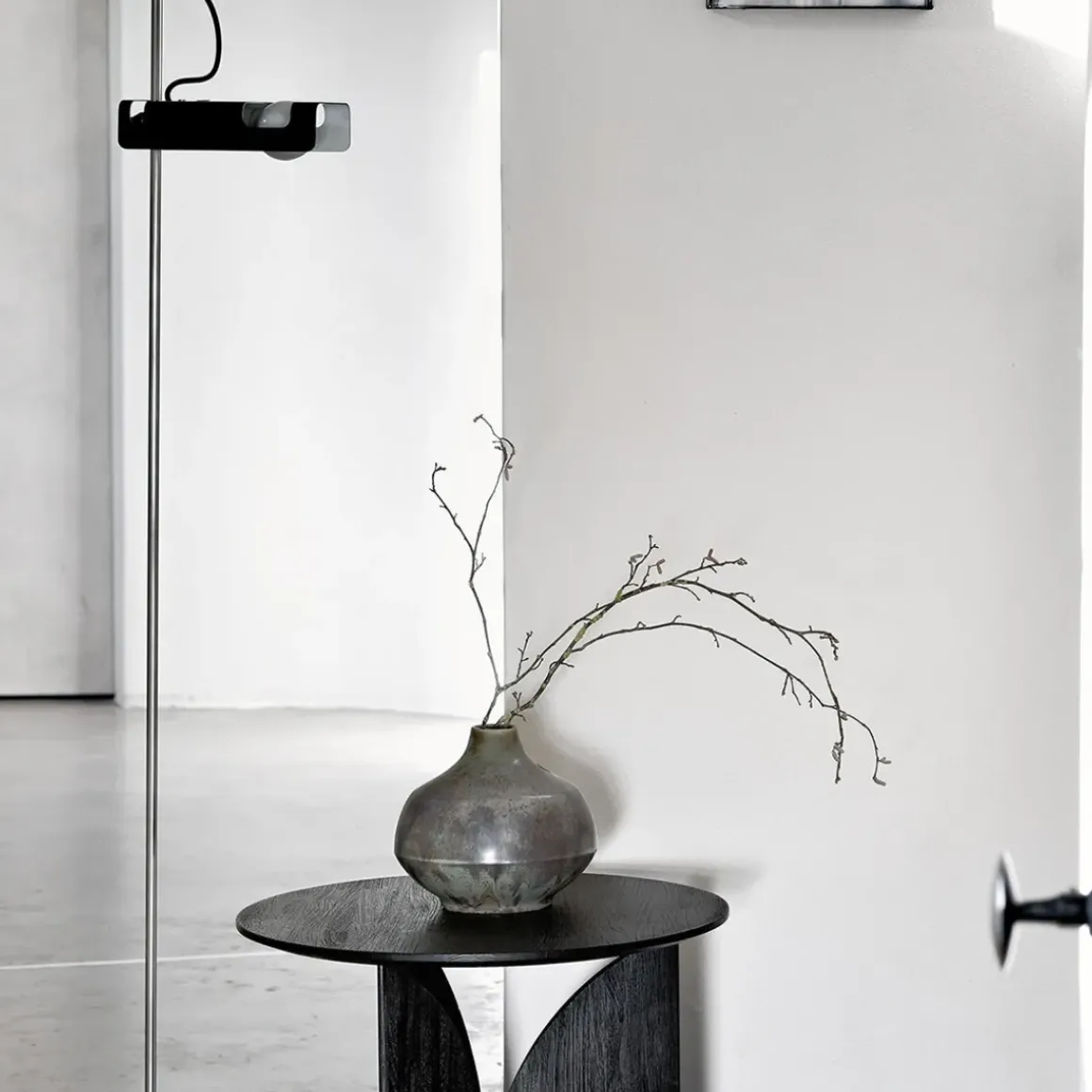 Table d'appoint Fin en teck noir verni - Ø 50 cm