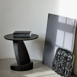Table d'appoint Oblic en teck noir verni - Ø 52 cm