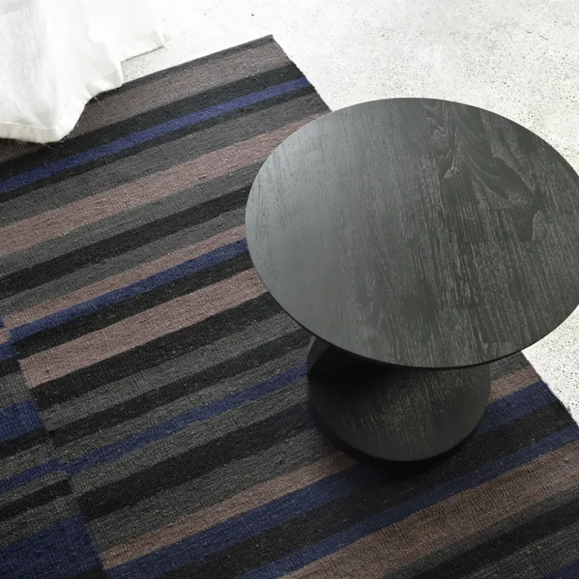 Table d'appoint Oblic en teck noir verni - Ø 52 cm